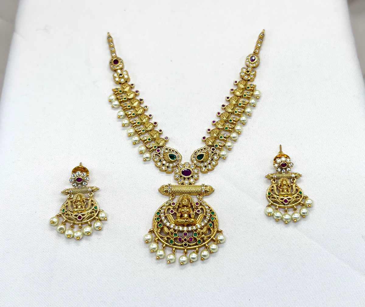 Matte finishing short necklace