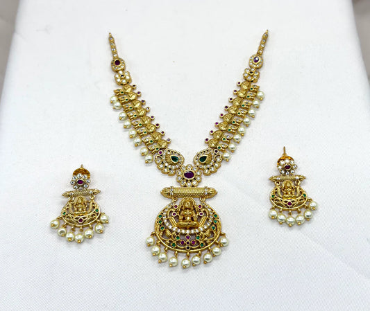 Matte finishing short necklace